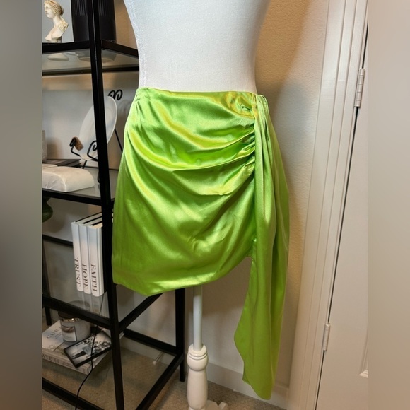 NWT Line & Dot Asymmetrical Satin Mini Skirt Size M - Picture 3 of 7